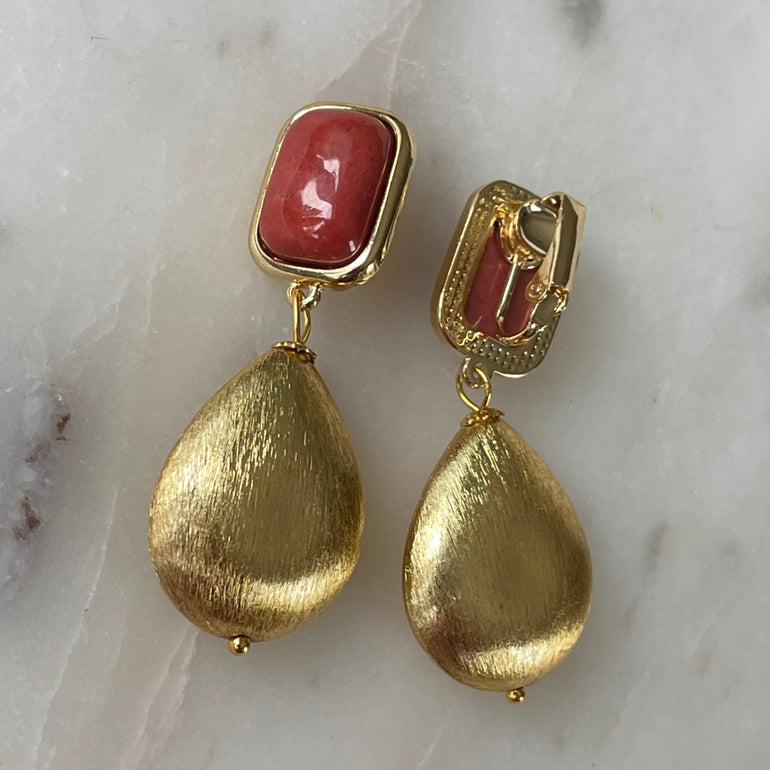 Ohrclips BELLA: Zeitlose Eleganz mit Howlith. Clip-Verschluss, 18 K vergoldetes Messing. Perfekte Kombination aus Gold und Koralle. Länge 5,5 cm, Breite 1,5 cm.
