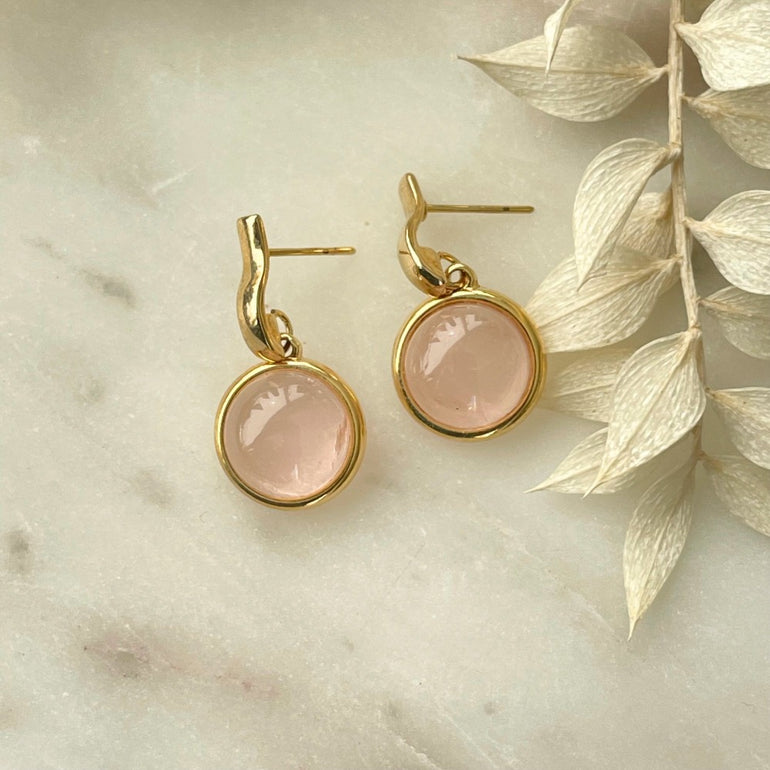 Ohrstecker "LUNA" mit Rosenquarz. Verschluss: Stecker. Maße: Länge 3,0 cm, Durchmesser 1,5 cm. Gewicht des Ohrringpaars: 6 g. Farbe: Rosa. Beliebt bei Frauen, die zarte und dennoch besondere Ohrringe mögen. Vielseitig vom Arbeitsplatz bis zur Happy Hour tragbar.