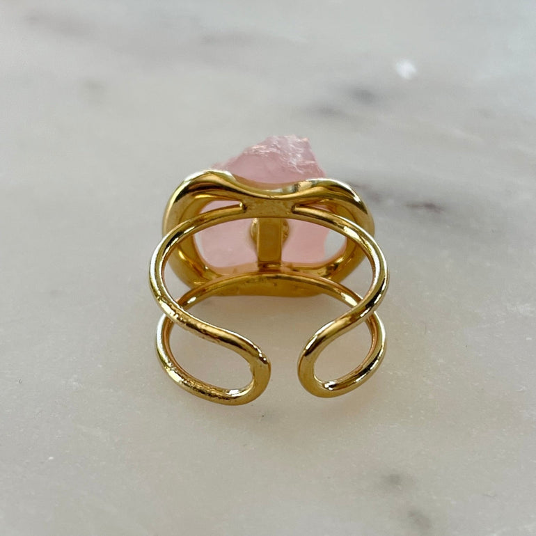 Der Ring "ÉRIKA", vergoldet mit 18 K Rosenquarz, ist ein unverwechselbares Stück.  Ein offener Cocktailring in transparentem Design. Verstellbar.  Hergestellt aus hochwertigem 18 K vergoldetem Messing mit Quarz. Perfekt für Frauen, die besondere und einzigartige Stücke zu schätzen wissen