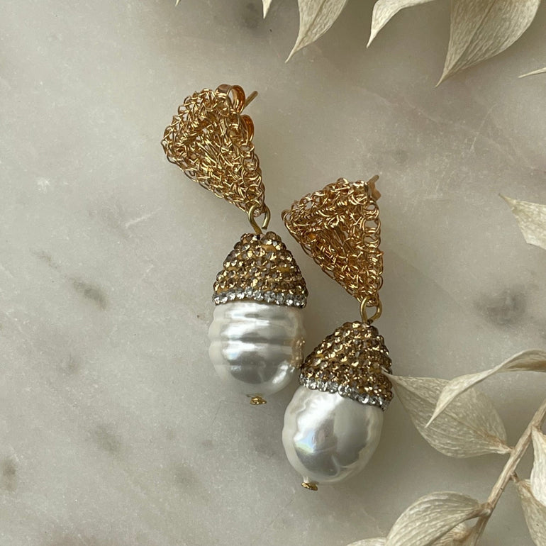 Die "TERESA" Ohrstecker mit Perlen und Markassiten sind zeitlos elegant. Mit einer Länge von 4,6 cm und praktischem Stecker-Verschluss bieten sie bequemen Sitz. Aus goldüberzogenem gehäkeltem Metalldraht gefertigt, verbinden sie Perlen mit funkelnden Markassiten für subtilen Glamour.