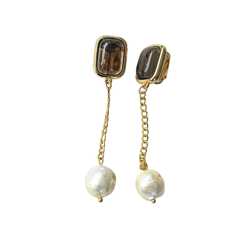 Die langen Perlenohrringe "MARTA" verströmen zeitlose Eleganz. Mit einem Längenmaß von 7,8 cm und einem CLIP-Verschluss bieten sie sowohl Stil als auch Bequemlichkeit. Ihre Breite beträgt etwa 1,2 cm, während das Paar insgesamt ein Gewicht von 18,31 g aufweist