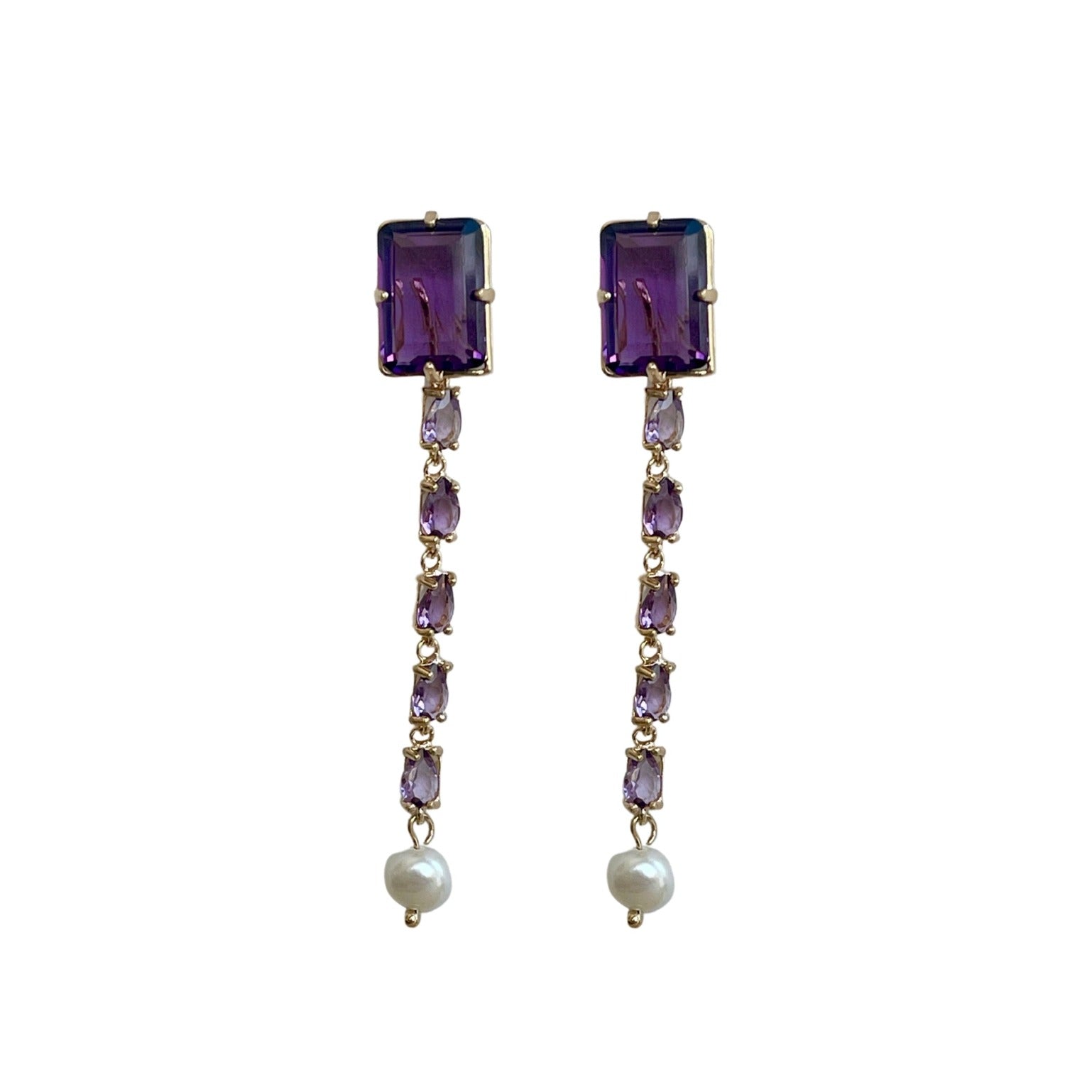 Elegante 18 K vergoldete Messingohrringe mit lila Kristallen und Quaste. Länge: 7,2 cm, Breite: 1,1 cm. Gewicht: Ca. 5 g. Im Set enthalten: Lila Quasten für vielseitiges Styling.