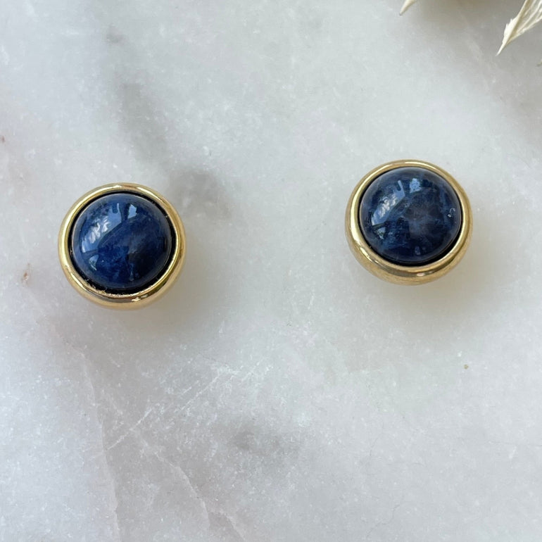 Ohrringe vergoldet mit Magnetverschluss und Naturstein Sodalith: Blauer Sodalith-Naturstein, Durchmesser ca. 1,2 cm. Die Steinfarbe variiert von tiefem Blau bis hin zu helleren Tönen mit weißen Adern.