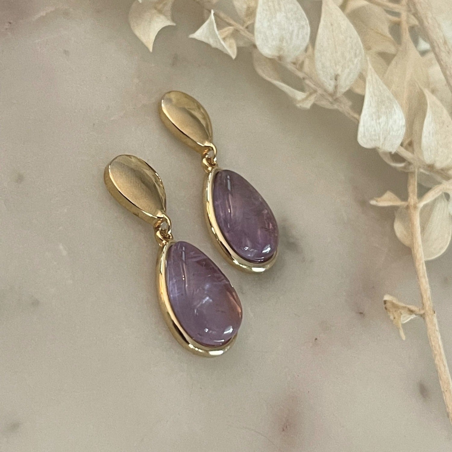 Vergoldete Ohrringe "ESTELLE" mit praktischem Magnetverschluss und edlem Amethyst-Naturstein, ca. 3,5 cm Länge, 1,4 cm Breite, sicheres Sitzgefühl dank Magnetverschluss, lila Farbton, ca. 11,18 g pro Paar