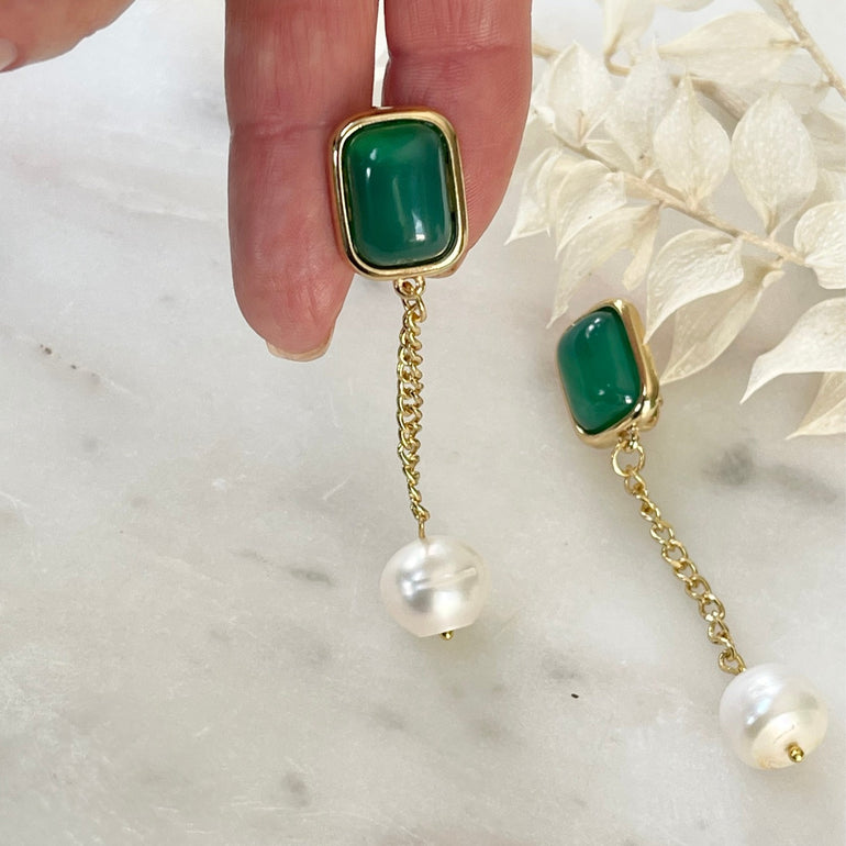 Die „MARTA“ Perlenohrringe mit grünem Achat und Süßwasser-Perlen sind zeitlos elegant. CLIP-Verschluss für Komfort. Länge: 7,5 cm, Breite: ca. 1,2 cm, Gewicht: 15,62 g/Paar. Aus 18 K vergoldetem Messing mit faszinierendem Achat und natürlichen Süßwasser-Perlen