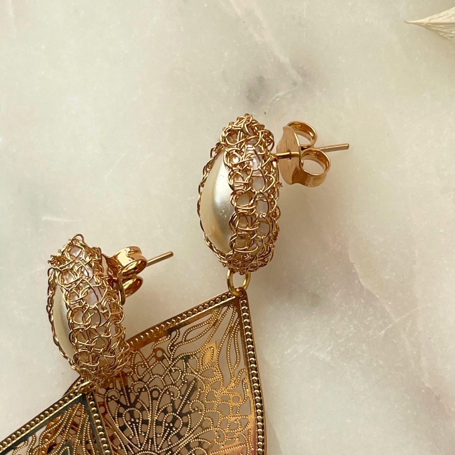 Ohrhänger "FABRICIA" mit künstlichen Perlen - 18 K vergoldetes Messing - Länge: 7,2 cm - Mit Stecker-Verschluss - Filigraner Anhänger