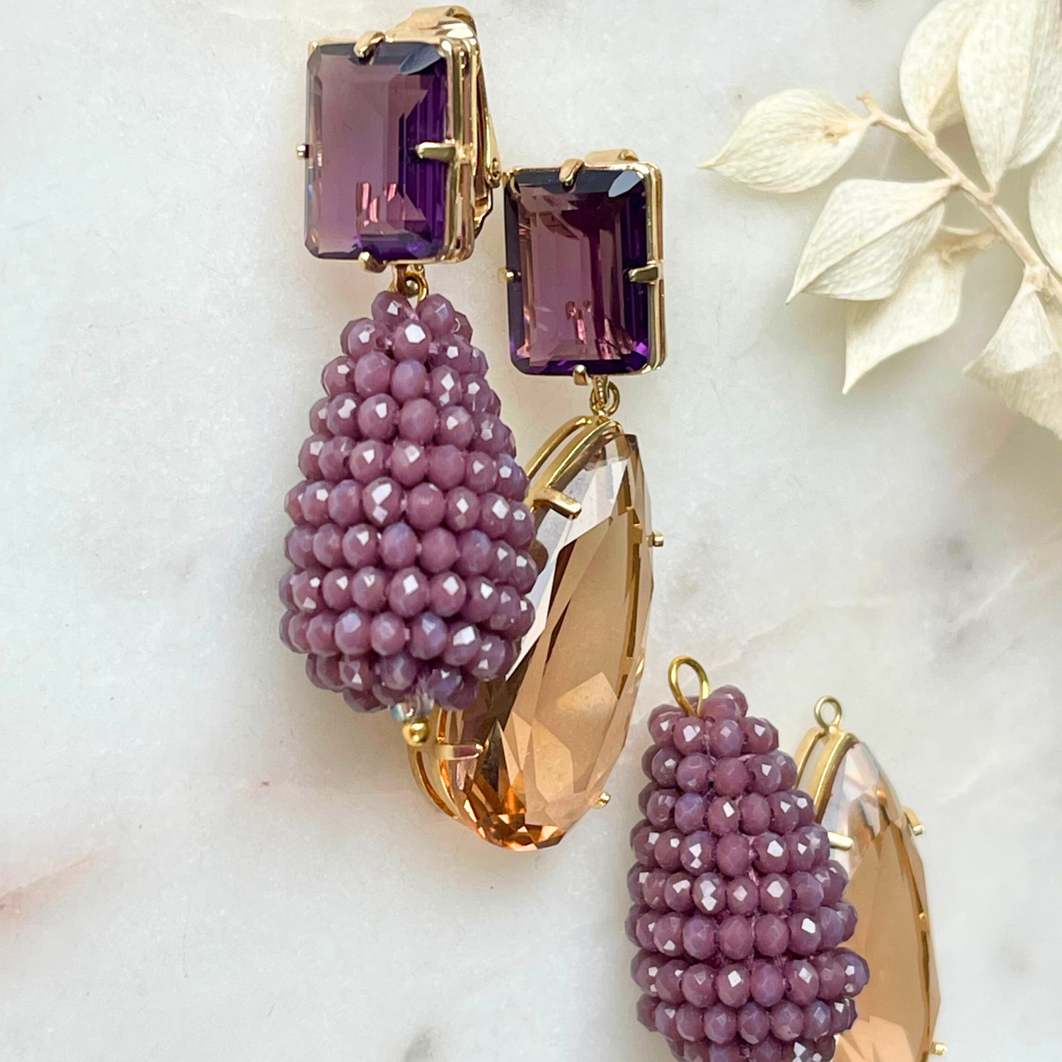 Doppelter Ohrring mit Türkis und Barockperle: Eleganter Schmuck mit Clip-Verschluss, 18 K vergoldetes Messing. Länge: 4,5 cm, Breite: 1,0 cm, Gewicht: ca. 21,64 g. Vielseitiges Design inspiriert von Queen’s Jewelry