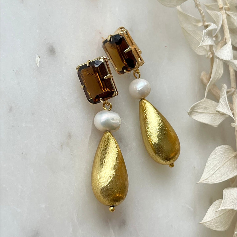 Ohrclips "MARY" mit Kristallen Citrin und Süßwasser-Perlen - Mit Clip-Verschluss - Maße: Länge ca. 5,0 cm, Breite ca. 1,5 cm - Gewicht: ca. 12,58 g pro Paar - Gefertigt aus 18 K vergoldetem Messing, verziert mit Kristallen und Süßwasser-Perlen - Farbkombination: Citrin und Gold