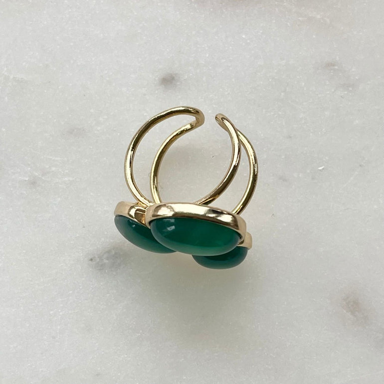 Der Ring "MARIANA" aus 18-karätiger Goldplattierung mit natürlichen grünen Achatsteinen strahlt pure Eleganz aus. Ein offener, verstellbarer Cocktailring in sattem Grün, der Eleganz verkörpert. Dieser Ring ist perfekt für Frauen, die elegante und auffallende Stücke schätzen