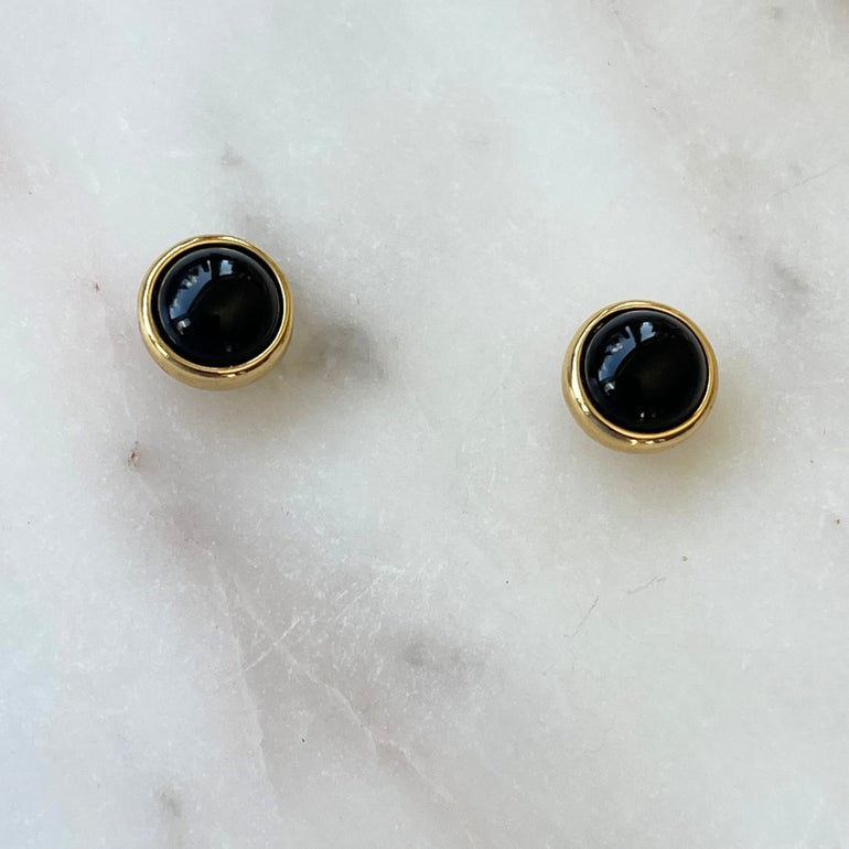 Vergoldete Ohrringe "ESTHER" mit praktischem Magnetverschluss und schwarzem Achat-Naturstein, ca. 1,2 cm Durchmesser, einfache Anwendung ohne Ohrloch, hohe Qualität und bequemer Tragekomfort, stilvolles Accessoire für jedes Outfit.