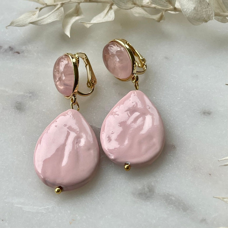 Ohrclips mit Rosenquarz: Klassische Eleganz trifft auf zeitlose Schönheit - Länge ca. 5,5 cm -Naturstein Quarz in seiner reinsten Form - Perfekte Wahl für formelle Anlässe und lässige Looks, vom Alltag bis zu besonderen Veranstaltungen