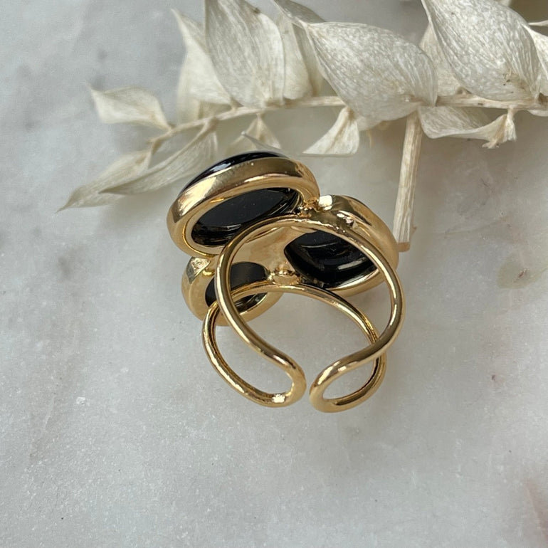 Der Ring "MARIANA" mit natürlichen schwarzen Achatsteinen strahlt pure Eleganz aus. Ein offener, verstellbarer Cocktailring. Dieser Ring ist perfekt für Frauen, die elegante und auffallende Stücke schätzen