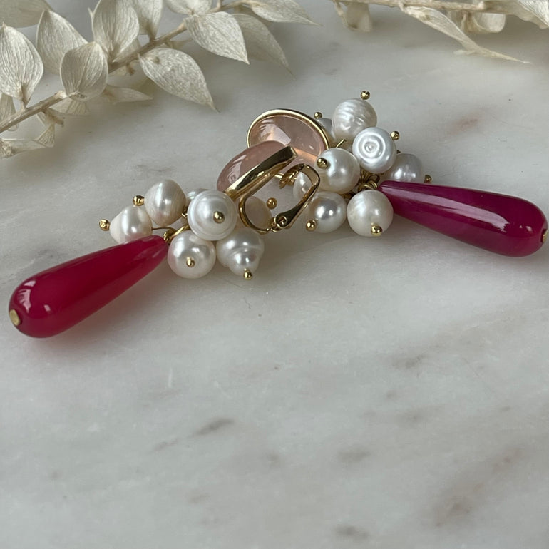Ohrringe "LINA" mit Süßwasserperlen und Achat in Pink. Ausgestattet mit Clip-Verschluss. Farbe: Pink. Maße: Länge 6,0 cm, Breite ca. 1,2 cm. Gewicht: 29,15 g für das Paar. Gefertigt aus 18 K vergoldetem Messing, verziert mit Süßwasserperlen und Achat