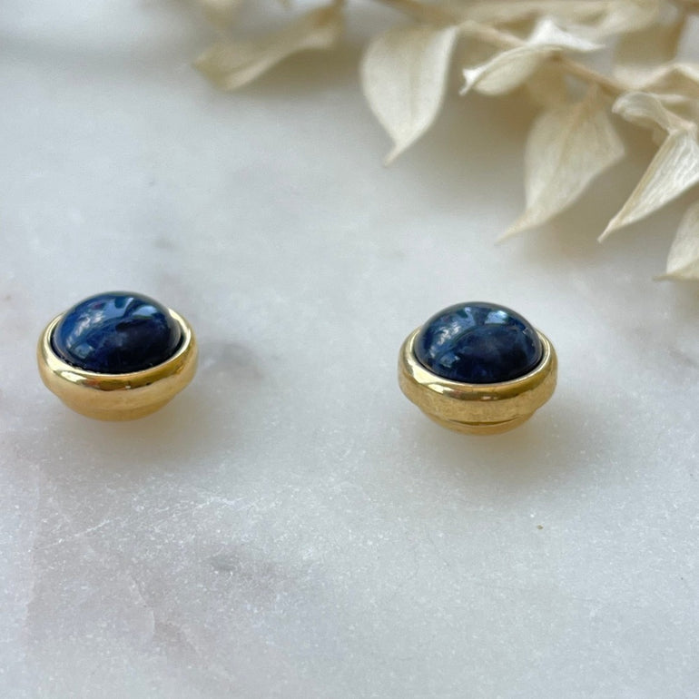 Ohrringe vergoldet mit Magnetverschluss und Naturstein Sodalith: Blauer Sodalith-Naturstein, Durchmesser ca. 1,2 cm. Die Steinfarbe variiert von tiefem Blau bis hin zu helleren Tönen mit weißen Adern.