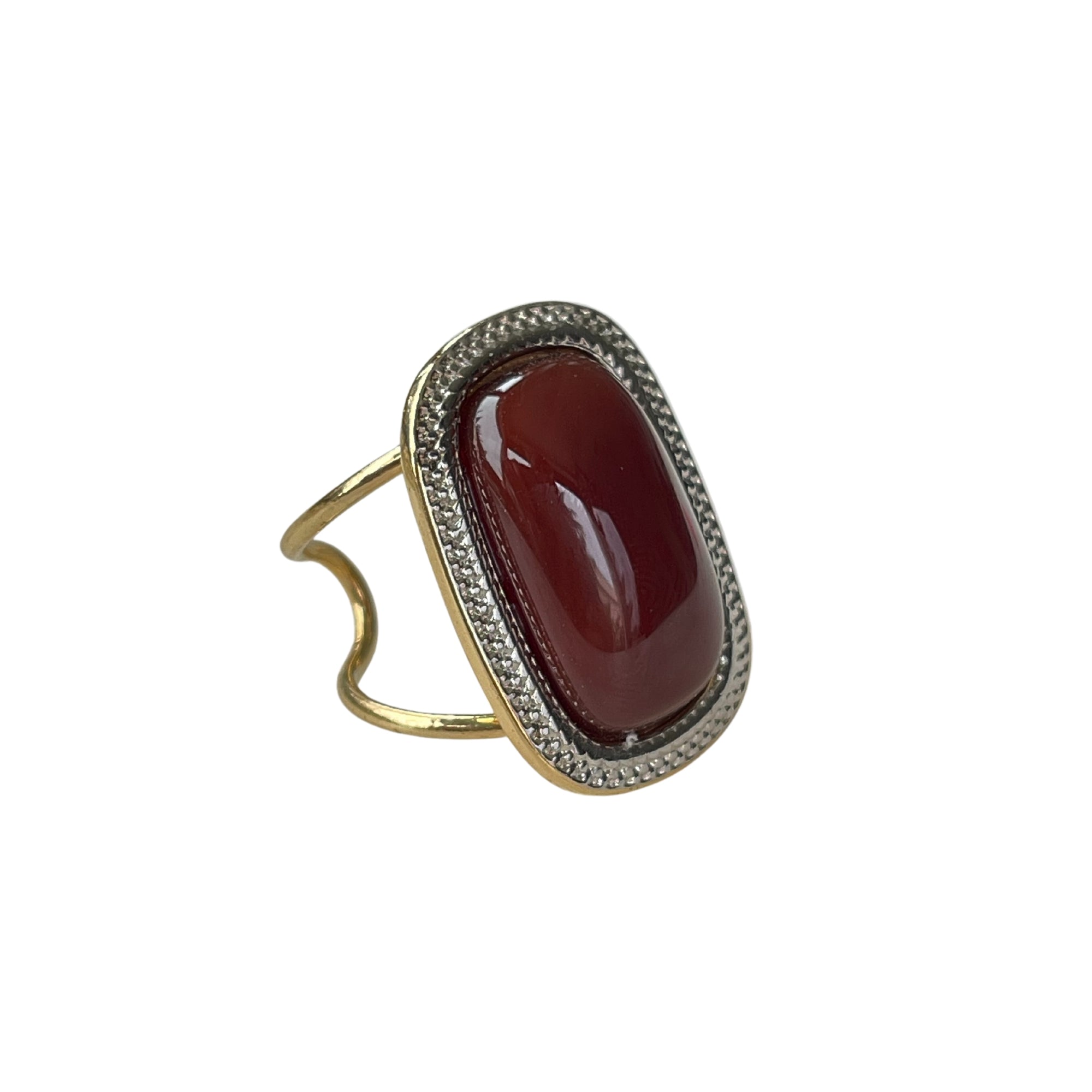 Der "MARIANA" Ring in 18 K Vergoldung mit Achat-Natursteinen strahlt pure Eleganz aus. Ein verstellbarer, offener Cocktailring in tiefem Rot, der subtilen Luxus verkörpert. Einzigartige Farbnuancen des Achats machen jeden Ring zu einem individuellen Blickfang für Frauen, die elegante Akzente schätzen
