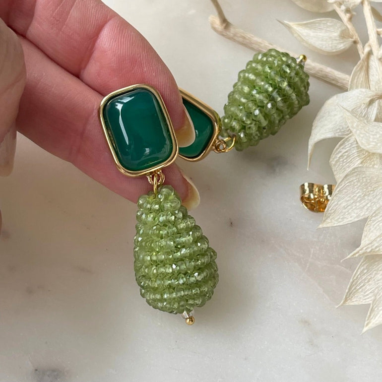 Grüne Achat-Ohrringe CHARLOTTE  Elegante 18 K vergoldete Messingohrringe. Länge: 4,5 cm, Breite: 1,3 cm. Vielseitiger Stil für Alltag und Anlässe. Zeitlos schöne grüne Akzente mit Achat und Kristall