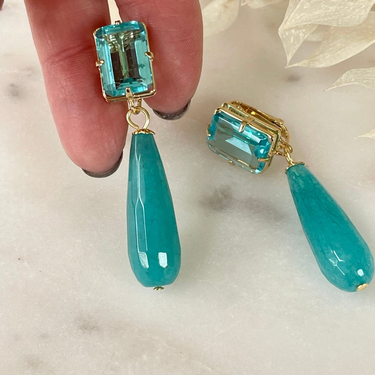 Bequemer Clip-Verschluss, ca. 5,0 cm Länge und 1,5 cm Breite. Hochwertiges 18 K vergoldetes Messing mit funkelnden Kristallen und einzigartigen Barrock-Perlen in Aquamarin