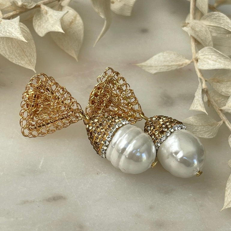 Die "TERESA" Ohrstecker mit Perlen und Markassiten sind zeitlos elegant. Mit einer Länge von 4,6 cm und praktischem Stecker-Verschluss bieten sie bequemen Sitz. Aus goldüberzogenem gehäkeltem Metalldraht gefertigt, verbinden sie Perlen mit funkelnden Markassiten für subtilen Glamour.