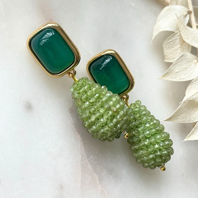 Grüne Achat-Ohrringe CHARLOTTE mit Clips: Elegante 18 K vergoldete Messingohrringe. Länge: 4,5 cm, Breite: 1,3 cm. Vielseitiger Stil für Alltag und Anlässe. Zeitlos schöne grüne Akzente mit Achat und Kristall