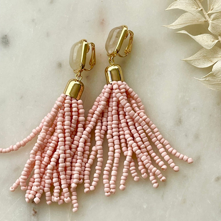 Extravagante Ohrringe "JULIANA" mit Rutilquarz - Statement-Design - Mit Clip-Verschluss - Farbe: Rosa - Länge: 9,8 cm, Breite: 1,3 cm. Rutilquarz steht für einzigartige Einschlüsse und faszinierende visuelle Effekte - Perfekte Kombination aus Raffinesse und Extravaganz - Geeignet für besondere Anlässe