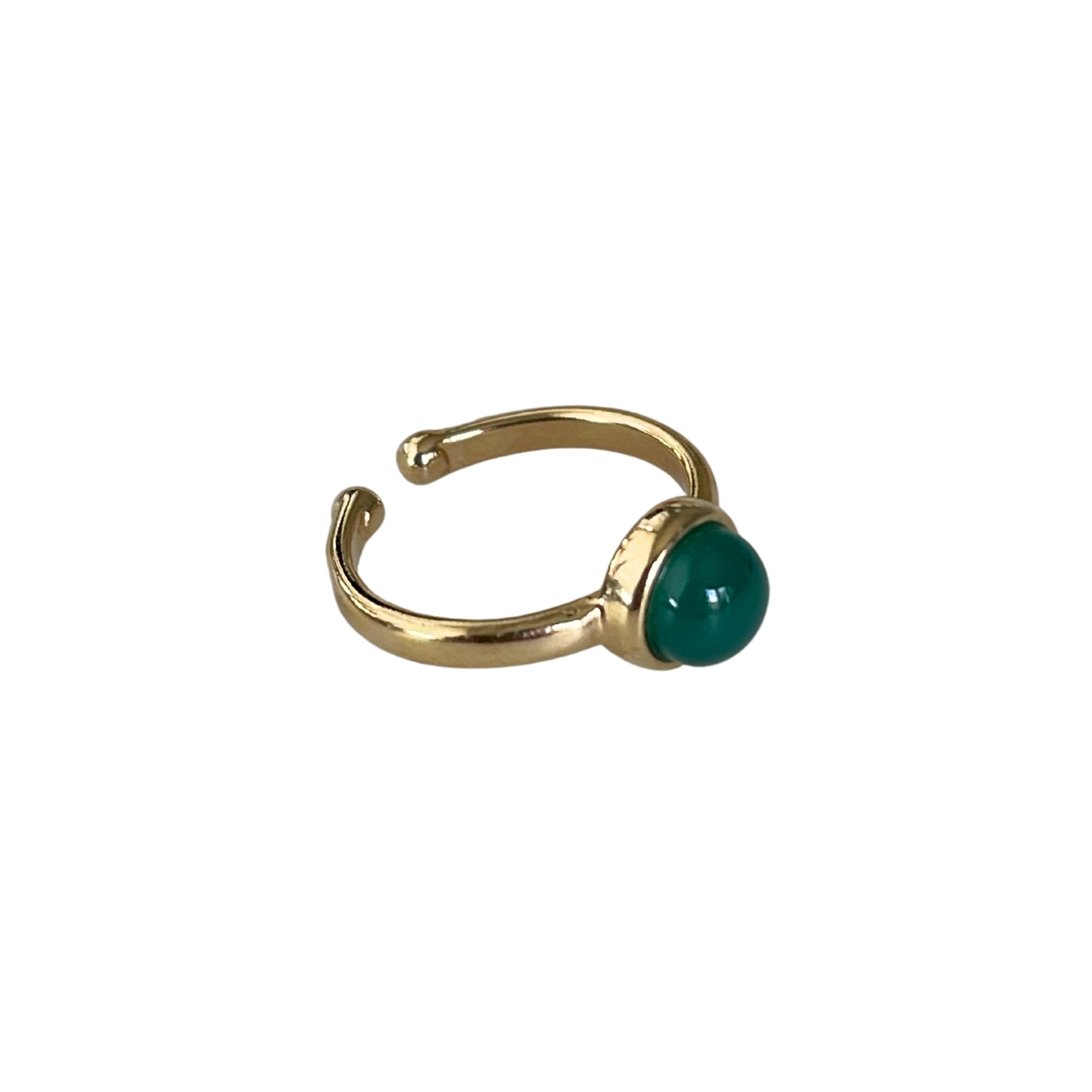 Der Ring "ADRIANA", vergoldet mit grünem Achat aus 18 K, ist besonders zart.  Ein offener Ring in leuchtendem Grün. Verstellbar.  Gefertigt aus hochwertigem 18 K vergoldetem Messing und faszinierendem Achat.