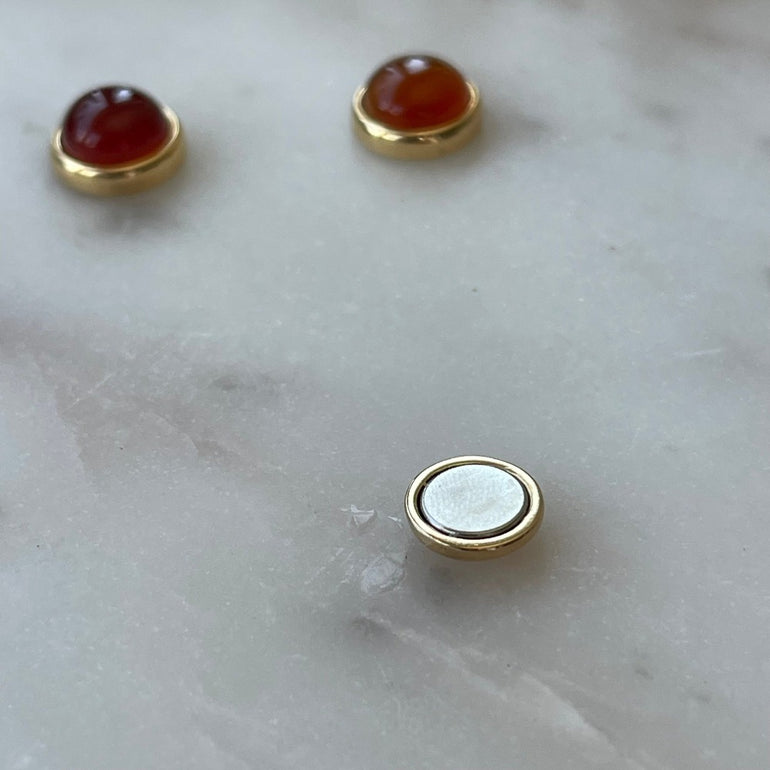 Magnetische 'ESTHER' Ohrringe: Vergoldet mit Rotbraunem Achat Durchmesser: 1,2 cm Magnetverschluss, kein Ohrloch nötig. Hochwertige, praktische Ohrringe für jedes Outfit