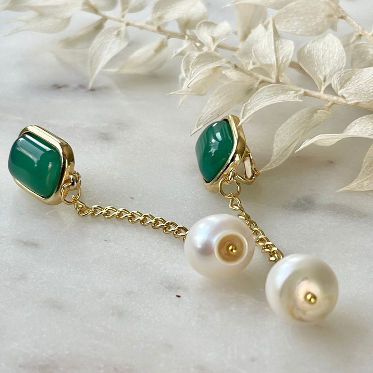 Die „MARTA“ Perlenohrringe mit grünem Achat und Süßwasser-Perlen sind zeitlos elegant. CLIP-Verschluss für Komfort. Länge: 7,5 cm, Breite: ca. 1,2 cm, Gewicht: 15,62 g/Paar. Aus 18 K vergoldetem Messing mit faszinierendem Achat und natürlichen Süßwasser-Perlen