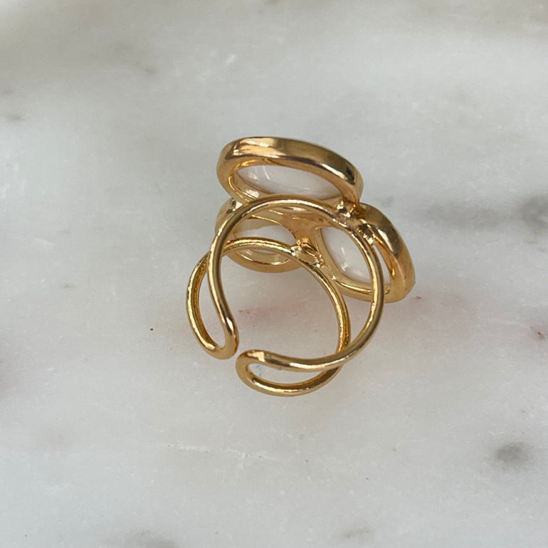 Der Ring "MARIANA" mit Perlmutt strahlt pure Eleganz aus. Ein offener, verstellbarer Cocktailring. Dieser Ring ist perfekt für Frauen, die elegante und auffallende Stücke schätzen