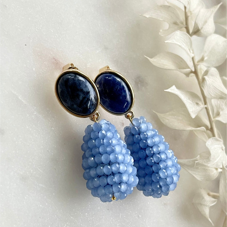 Hortensie Ohrringe CHARLOTTE: Sodalith und Krystal, elegante Clips. Tragekomfort dank Clip-Verschluss, Länge: 4,5 cm, Breite: 1,3 cm. Einzigartige Sodalith-Steine für Ruhe und Gelassenheit. Elegantes 18 K vergoldetes Messing