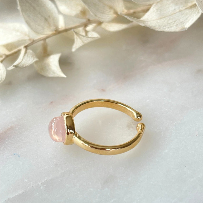  Der vergoldete Ring "ADRIANA" mit Achat in 18 K Ausführung ist ein elegantes Schmuckstück.  Ein offener Ring in strahlendem Grün. Verstellbar.  Hergestellt aus hochwertigem 18 K vergoldetem Messing mit faszinierendem Achat