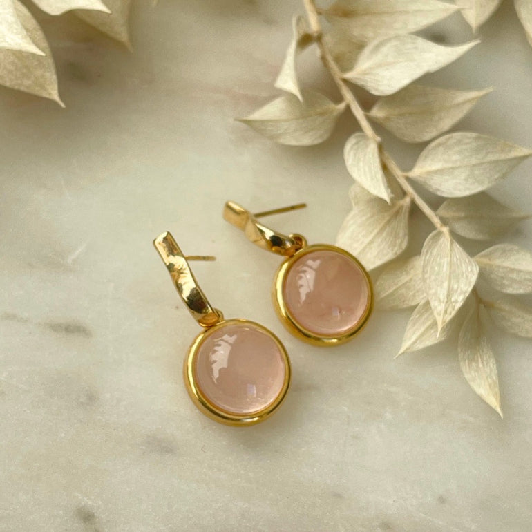 Ohrstecker "LUNA" mit Rosenquarz. Verschluss: Stecker. Maße: Länge 3,0 cm, Durchmesser 1,5 cm. Gewicht des Ohrringpaars: 6 g. Farbe: Rosa. Beliebt bei Frauen, die zarte und dennoch besondere Ohrringe mögen. Vielseitig vom Arbeitsplatz bis zur Happy Hour tragbar.