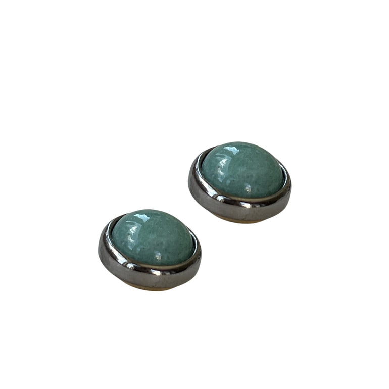 Grüne Ohrringe mit Magnetverschluss aus Quarz - Durchmesser: 1,2 cm - Rodhiniert - Der Magnetverschluss erleichtert das Anlegen und sorgt dafür, dass der Ohrring fest im Ohr sitzt