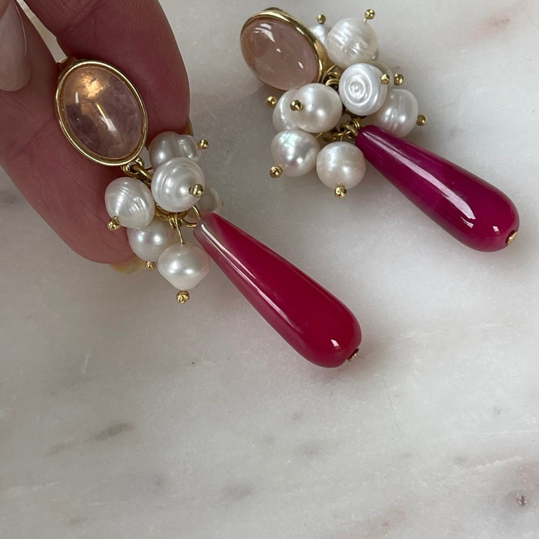 Ohrringe "LINA" mit Süßwasserperlen und Achat in Pink. Ausgestattet mit Clip-Verschluss. Farbe: Pink. Maße: Länge 6,0 cm, Breite ca. 1,2 cm. Gewicht: 29,15 g für das Paar. Gefertigt aus 18 K vergoldetem Messing, verziert mit Süßwasserperlen und Achat