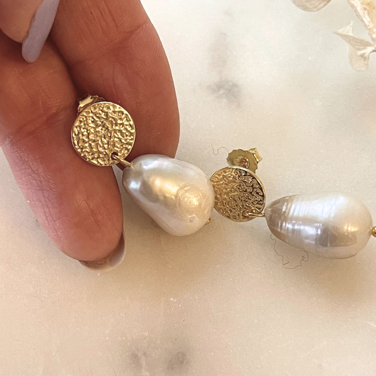  Die "BELINDA" Ohrringe, aus vergoldetem Silber mit eleganten Barockperlen-Anhängern, verleihen jedem Outfit einen Hauch von Romantik und Femininität. Vielseitig von morgens bis abends tragbar, sind sie der perfekte elegante Begleiter für jeden Anlass, sei es im Büro oder bei einer Abendveranstaltung. Alessandra Schmidt Jewelry