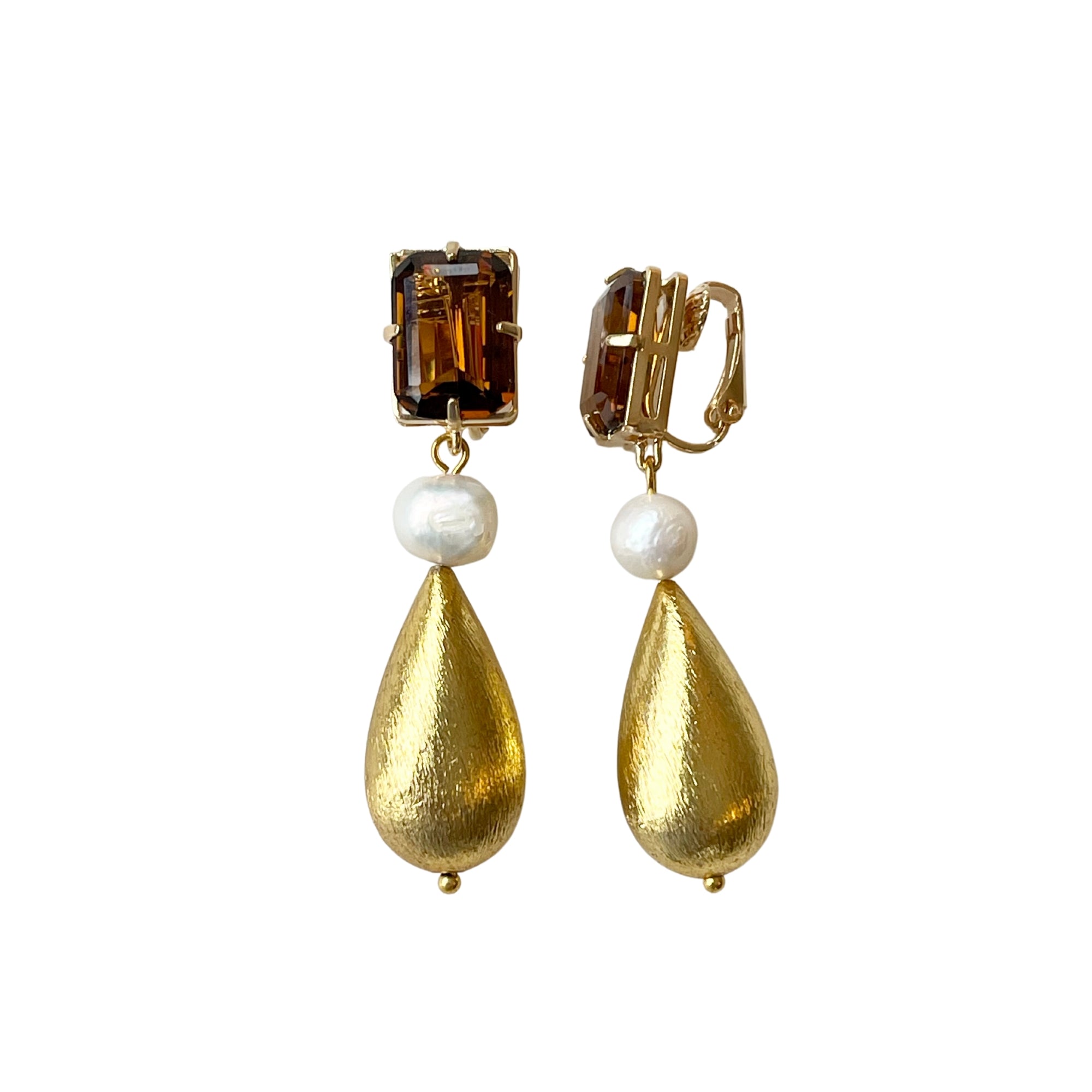 Ohrclips "MARY" mit Kristallen Citrin und Süßwasser-Perlen - Mit Clip-Verschluss - Maße: Länge ca. 5,0 cm, Breite ca. 1,5 cm - Gewicht: ca. 12,58 g pro Paar - Gefertigt aus 18 K vergoldetem Messing, verziert mit Kristallen und Süßwasser-Perlen - Farbkombination: Citrin und Gold