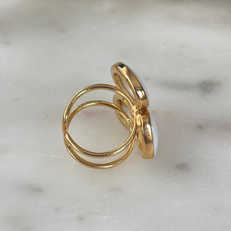 Der Ring "MARIANA" mit Perlmutt strahlt pure Eleganz aus. Ein offener, verstellbarer Cocktailring. Dieser Ring ist perfekt für Frauen, die elegante und auffallende Stücke schätzen