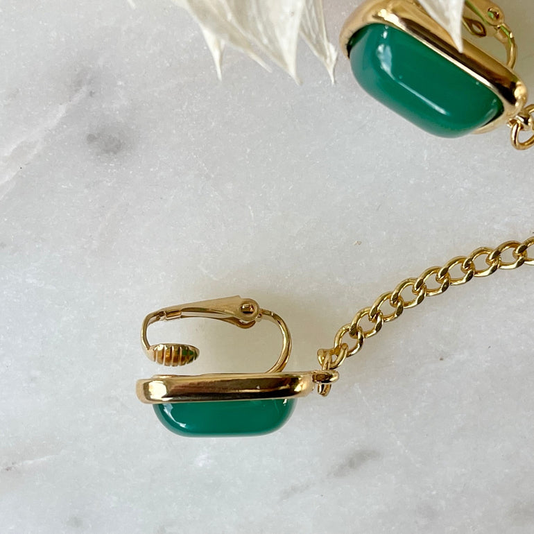 Die „MARTA“ Perlenohrringe mit grünem Achat und Süßwasser-Perlen sind zeitlos elegant. CLIP-Verschluss für Komfort. Länge: 7,5 cm, Breite: ca. 1,2 cm, Gewicht: 15,62 g/Paar. Aus 18 K vergoldetem Messing mit faszinierendem Achat und natürlichen Süßwasser-Perlen
