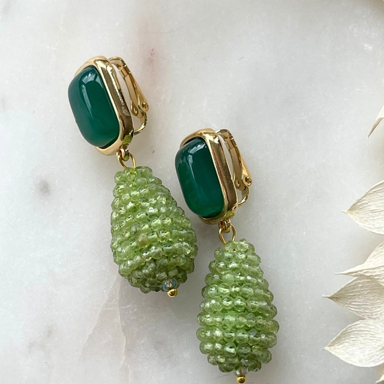 Grüne Achat-Ohrringe CHARLOTTE mit Clips: Elegante 18 K vergoldete Messingohrringe. Länge: 4,5 cm, Breite: 1,3 cm. Vielseitiger Stil für Alltag und Anlässe. Zeitlos schöne grüne Akzente mit Achat und Kristall