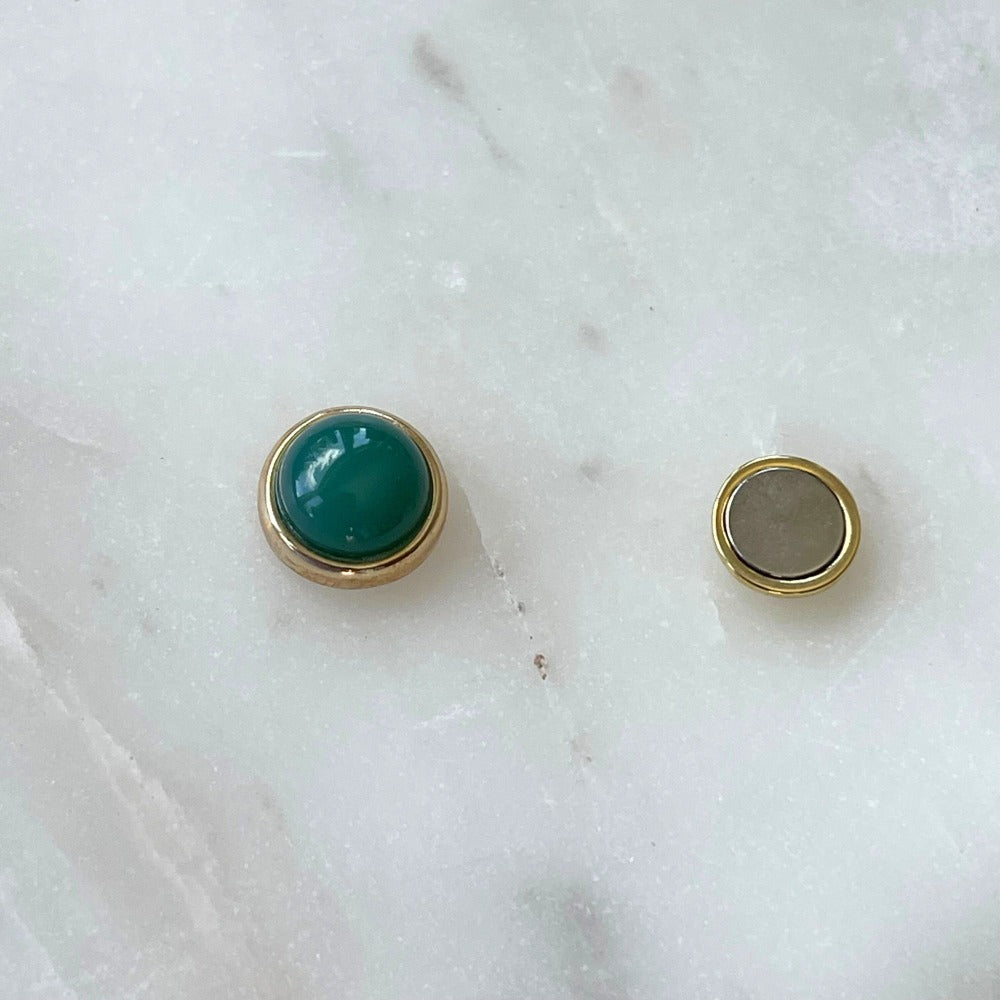 Magnetische 'ESTHER' Ohrringe: Vergoldet mit grünem Achat Durchmesser: Ca. 1,2 cm Magnetverschluss, kein Ohrloch erforderlich. Hochwertige, stilvolle Ohrringe für jedes Outfit
