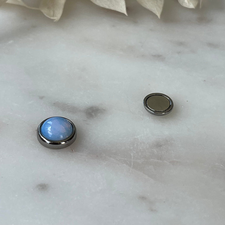 Ohrring mit Magnetverschluss aus Mondstein - Durchmesser: 1,2 cm - Rodhiniert - Der Magnetverschluss erleichtert das Anlegen und sorgt dafür, dass der Ohrring fest im Ohr sitzt