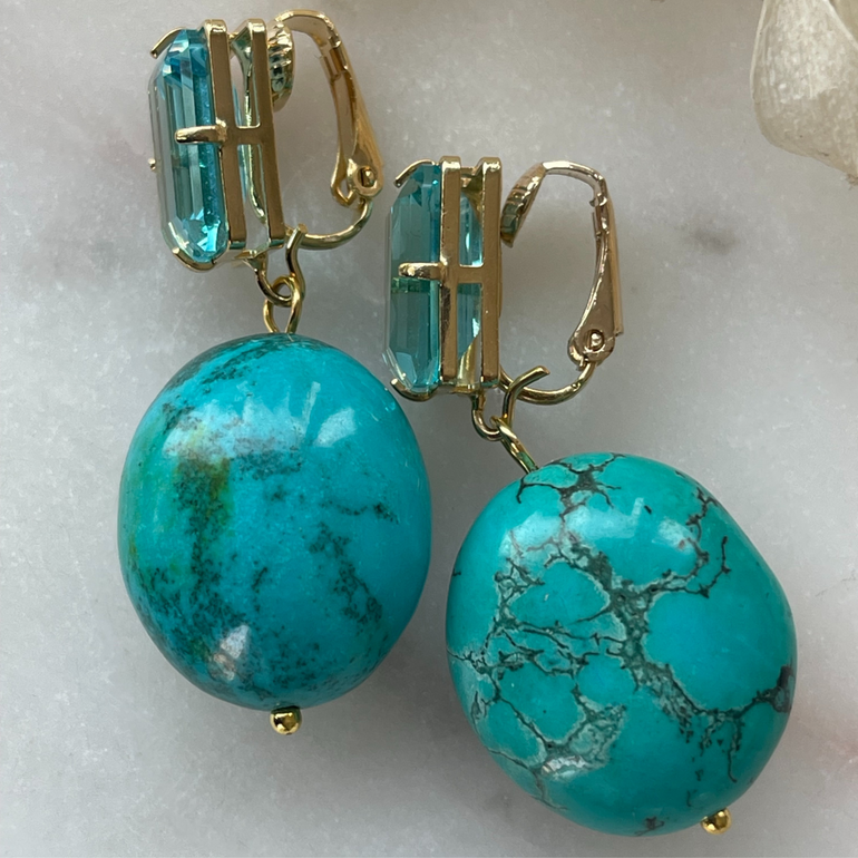 Doppelter Ohrring mit Türkis und Barockperle: Eleganter Schmuck mit Clip-Verschluss, 18 K vergoldetes Messing. Länge: 4,5 cm, Breite: 1,0 cm, Gewicht: ca. 21,64 g. Vielseitiges Design inspiriert von Queen’s Jewelry