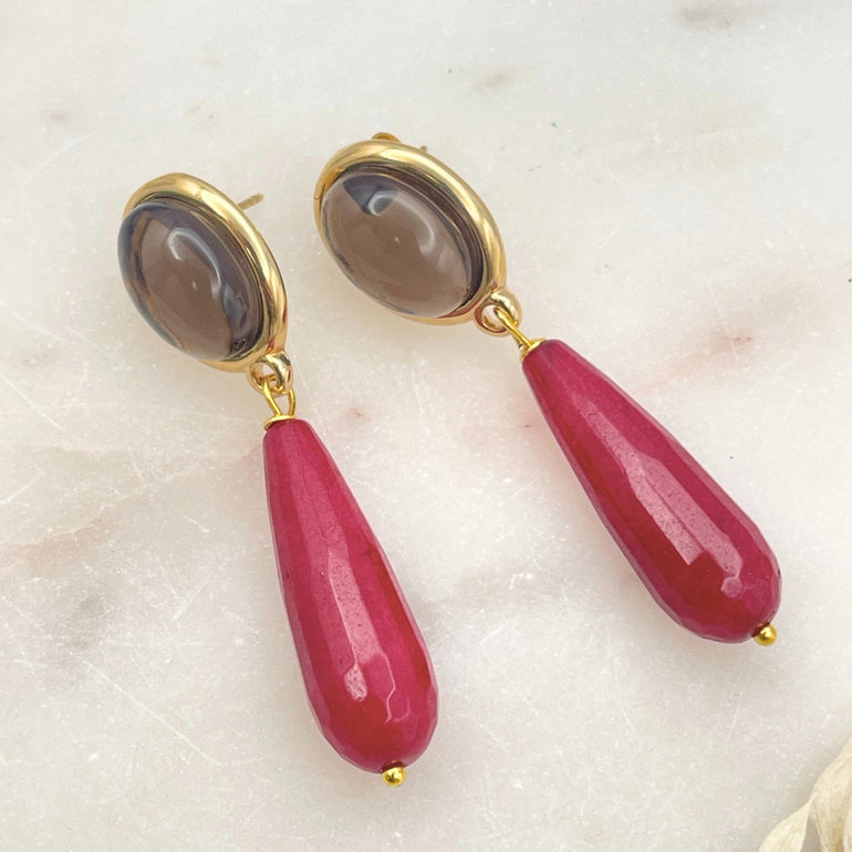 Blau-türkise Ohrringe CHARLOTTE mit Sodalith und Kristallen, Clip-Verschluss, 18 K vergoldetes Messing, 4,5 cm Länge, 1,3 cm Breite. Einzigartige Eleganz und Farbenspiel durch tiefblauen Sodalith und funkelnde Kristalle.