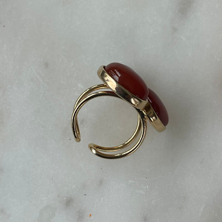 Der Ring "MARIANA" aus 18-karätiger Goldplattierung mit natürlichen rotbraunen Achatsteinen strahlt pure Eleganz aus. Ein offener, verstellbarer Cocktailring. Dieser Ring ist perfekt für Frauen, die elegante und auffallende Stücke schätzen