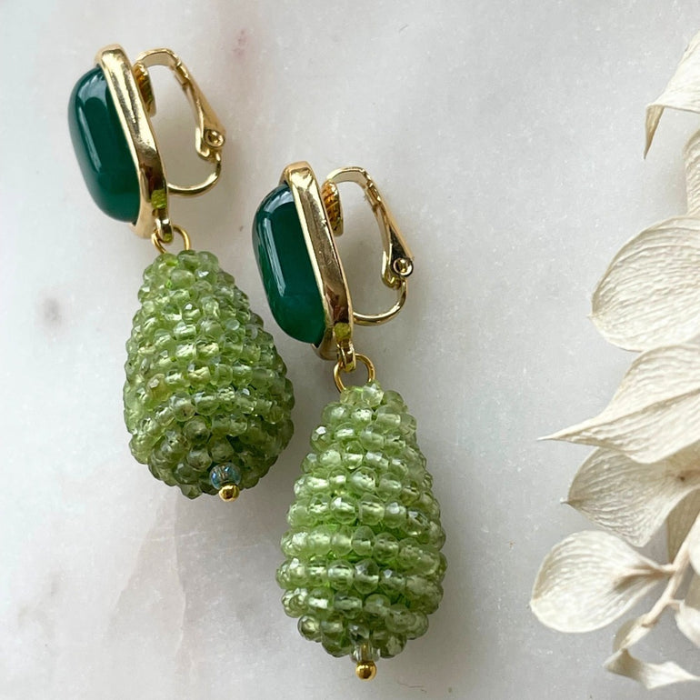 Grüne Achat-Ohrringe CHARLOTTE mit Clips: Elegante 18 K vergoldete Messingohrringe. Länge: 4,5 cm, Breite: 1,3 cm. Vielseitiger Stil für Alltag und Anlässe. Zeitlos schöne grüne Akzente mit Achat und Kristall