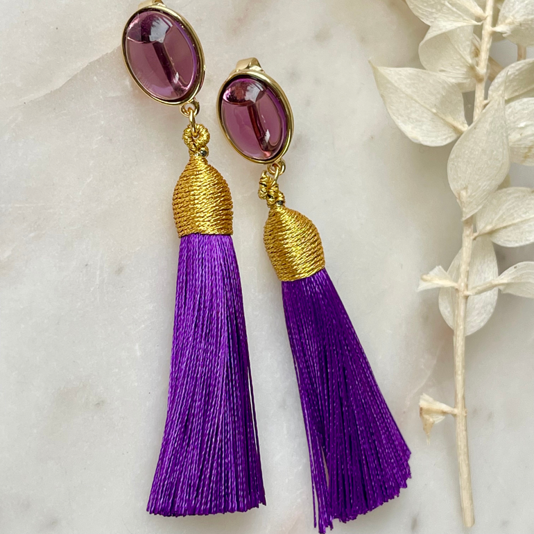 Lila Ohrringe mit Amethist und Quaste. Clip-Verschluss, Länge: 9,0 cm, Breite: 1,4 cm. Ca. 13,75 g Paargewicht. 18 K vergoldetes Messing mit natürlichen Amethyststeinen. Seltene Schönheit des violetten Amethysts, veredelt mit einer eleganten Quaste