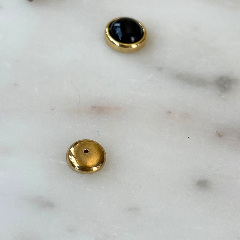 Vergoldete Ohrringe "ESTHER" mit praktischem Magnetverschluss und schwarzem Achat-Naturstein, ca. 1,2 cm Durchmesser, einfache Anwendung ohne Ohrloch, hohe Qualität und bequemer Tragekomfort, stilvolles Accessoire für jedes Outfit.