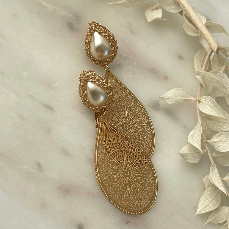 Ohrhänger "FABRICIA" mit künstlichen Perlen - 18 K vergoldetes Messing - Länge: 7,2 cm - Mit Stecker-Verschluss - Filigraner Anhänger