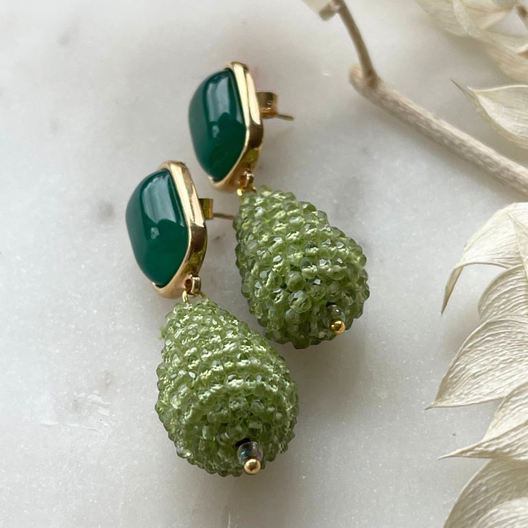 Grüne Achat-Ohrringe CHARLOTTE  Elegante 18 K vergoldete Messingohrringe. Länge: 4,5 cm, Breite: 1,3 cm. Vielseitiger Stil für Alltag und Anlässe. Zeitlos schöne grüne Akzente mit Achat und Kristall