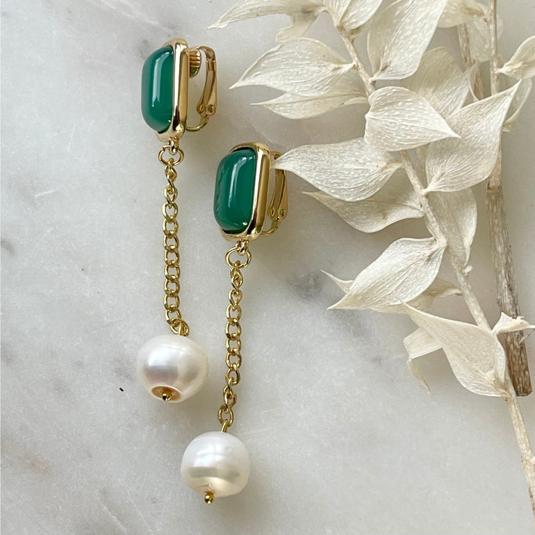Die „MARTA“ Perlenohrringe mit grünem Achat und Süßwasser-Perlen sind zeitlos elegant. CLIP-Verschluss für Komfort. Länge: 7,5 cm, Breite: ca. 1,2 cm, Gewicht: 15,62 g/Paar. Aus 18 K vergoldetem Messing mit faszinierendem Achat und natürlichen Süßwasser-Perlen