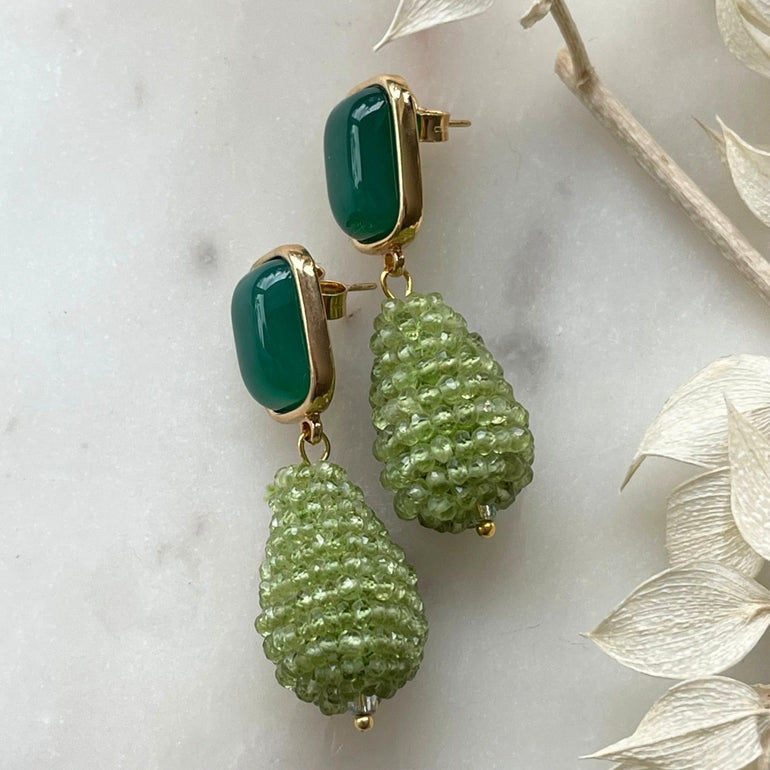 Grüne Achat-Ohrringe CHARLOTTE  Elegante 18 K vergoldete Messingohrringe. Länge: 4,5 cm, Breite: 1,3 cm. Vielseitiger Stil für Alltag und Anlässe. Zeitlos schöne grüne Akzente mit Achat und Kristall